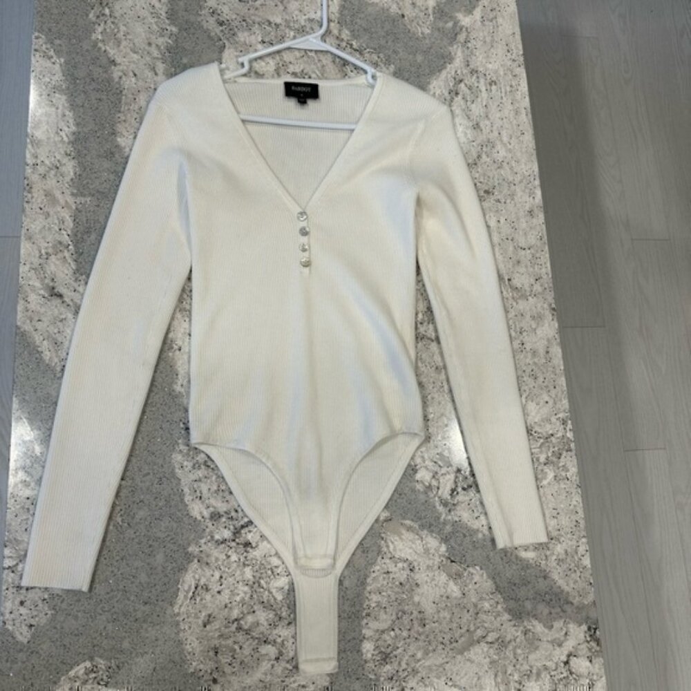 BARDOT RIBBED BUTTON UP BODYSUIT SIZE MEDIUM